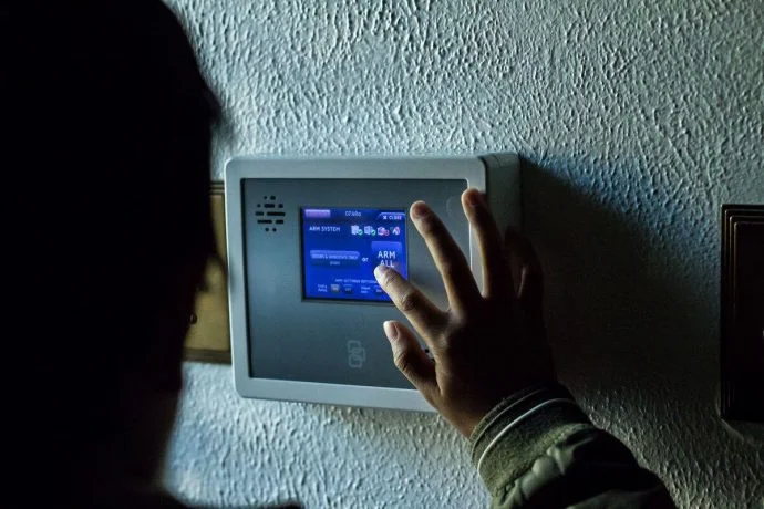 Choć alarmy, kamery i różnego rodzaju czujniki w większości przypadków zapewniają skuteczną ochronę domu, warto połączyć je w jednym systemie, najlepiej inteligentnym. Dzięki niemu będziemy mieć zawsze pod kontrolą elementy wszystkich instalacji, grzewczej, elektrycznej, wideomonitoring i innych.