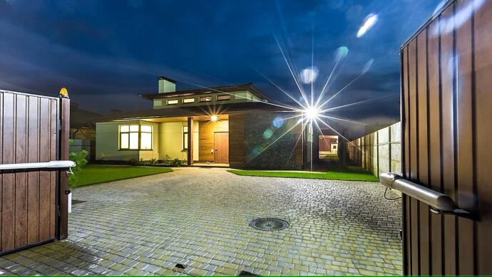 Odpowiednie oświetlenie ogrodu, podjazdu do garażu czy wejścia do domu wpływa na komfort i bezpieczeństwo użytkowania posesji. Zapewnia też przyjemny nastrój podczas wykonywania różnorodnych prac po zapadnięciu zmroku wokół domu.